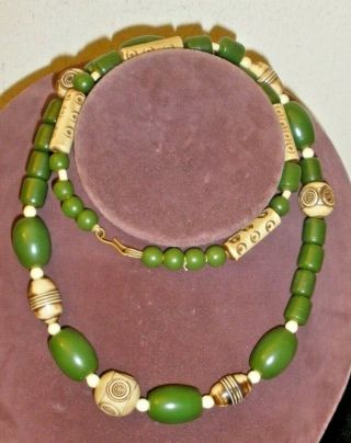 Vintage Plastic Green/white Necklace With Hook Clasp - 27 " X 1/2 "