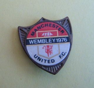 Vintage Manchester United Fc Wembley 1976 Insert Football Pin Badge