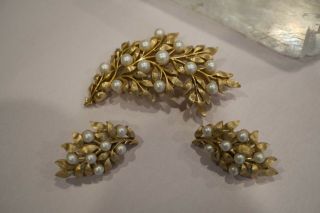 Vtg Crown Trifari Gold Tone Faux Pearl Rhinestone Leaf & Clip Earring Brooch