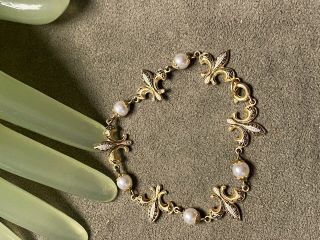 Vintage 7 1/2 " Long Goldtone Black Fleur De Lis Symbol Faux Pearl Bracelet - P