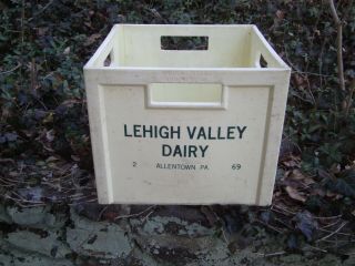 Lehigh Vall Dairy Hard Plastic Vintage White Milk Crate Allentown,  Pa.  1969