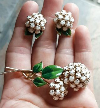 Vintage 2 3/4 " Milk Glass Flowers Pin Brooch Clip - On Earrings Set,  Unmarked