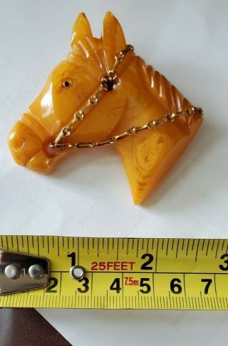 VINTAGE BAKELITE BUTTERSCOTCH HORSE HEAD PIN WITH METAL BRIDLE 3