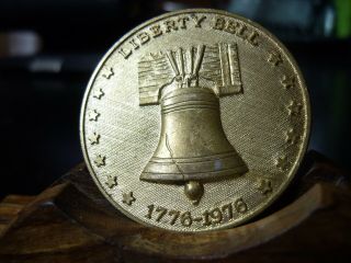 LIBERTY BELL 1776 - 1976 BICENTENNIAL MEDAL Crossed FLAGS - EAGLE UNCIRCULATED 2
