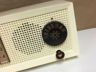 Vintage Mid Century 1960 ' s General Electric Bakelite Tube Clock Radio Model 555 2
