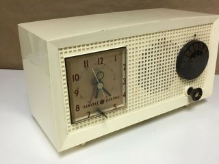 Vintage Mid Century 1960 ' s General Electric Bakelite Tube Clock Radio Model 555 3