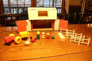 Vintage Fisher Price Play Family Farm 915 With Little People,  Some Accessories
