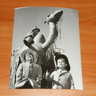 1961 Press Photo Miami Orange Bowl Parade Cowboy Kids Nearby Camel Caravan Float
