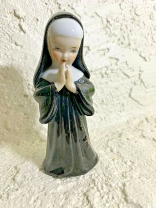 Vintage Nun Figurine In Black Habit,  Lipper & Mann Ceramic L&m Japan 5.  5 " Tall