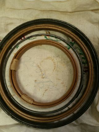 4 Vintage Embroidery Hoops,  2 Metal,  2 Wood.  Size Range 4 To 7 Inch In Diameter