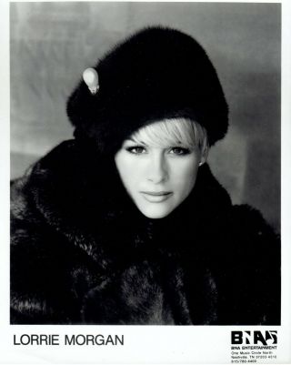 1995 Vintage Photo Singer Lorrie Morgan Pose For Studio Wearing Fur Hat & Jacket