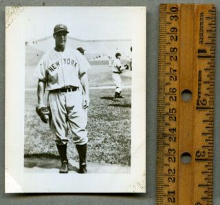 Vintage 1940s - 1950s (type 4) Lou Gehrig Snapshot Photo 1 - 2.  75 " X 3.  5 "