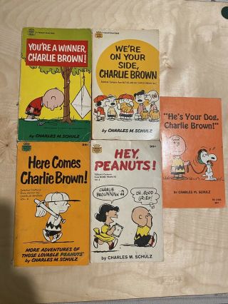 5 Vintage Charlie Brown,  Snoopy,  Peanuts Charles Schulz Books