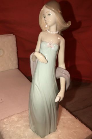 Lladro “vestido De Noche” Vintage Figurine.  05487