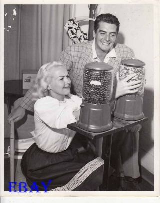 Betty Grable Mad At Broken Candy Machine Victor Mature Smiles Vintage Photo