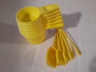 Vintage Tupperware Measuring Cups Complete Set Of 6 Lemon Yellow Cups & 5 Spoons