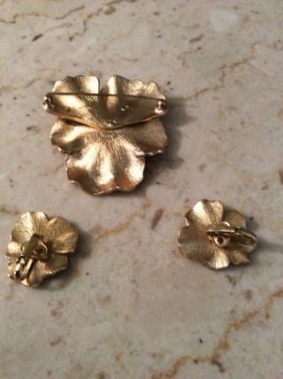 Vintage Crown Trifari Brushed Gold Flower Pin And Earring Set 2