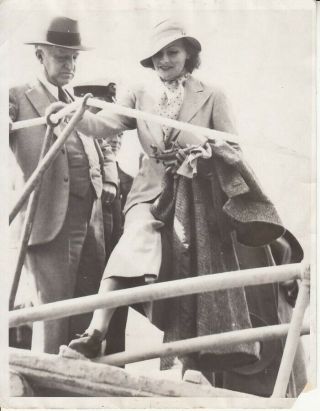 Greta Garbo Stepping Off Of A Boat Candid 1933 Vintage Photo