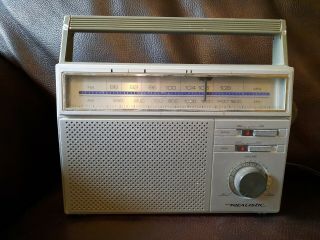 Vintage Radio Shack Realistic Portable Model 12 - 717 Am/fm.
