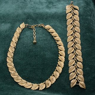 Vintage Crown Trifari Necklace And Bracelet Set Gold Tone Leaf Pattern Signed