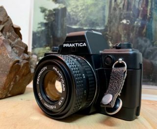 Praktica BX10 DX vintage SLR camera with Pentacon 1,  8 50 MM MC 6
