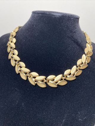 Stunning Vintage Signed Trifari Gold Tone Leaf Necklace 16”