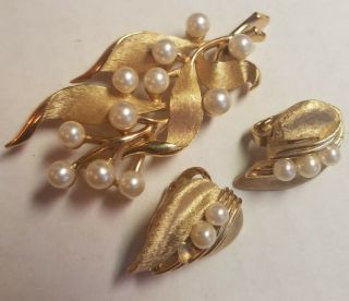 Vintage Brushed Gold Tone Trifari Faux Pearl Leaf Clip Earrings And Brooch Set