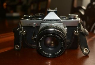 Olympus Om - 2 Classic 35mm Film Camera Zuiko Auto - S 1.  8 50mm Lens Japan W/cover