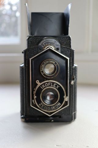 Zeiss Ikon Ikoflex TLR,  Zeiss - Opton 75mm 1:3.  5,  120mm w/Leather Case 2