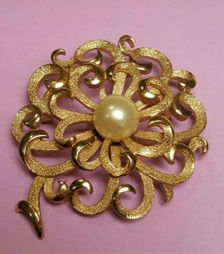 Vintage Crown Trifari Faux Pearl Brooch Brushed Gold Tone Flower Motif So Pretty