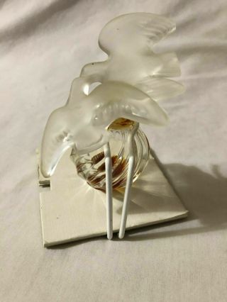 VINTAGE NINA RICCI PERFUME BOTTLE ON STAND WITH 2 FROSTED DOVES LID 2