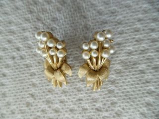 Vintage Crown Trifari Gold Tone Pearl Leaf Clip On Earrings