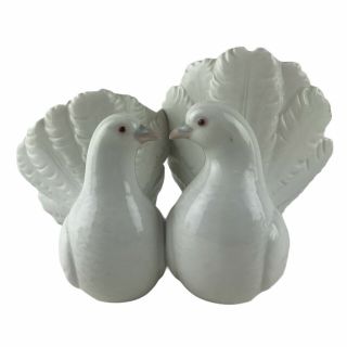 Vintage Lladro Spain Figurine Love Birds Kissing White Doves Bird Porcelain 1169