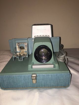 Vintage Argus 300 Slide Projector With Bulb And Carrying Case Great Cond