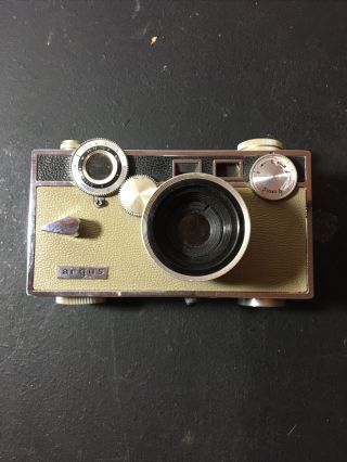 Vintage Argus C3 Matchmatic Camera Tan W/ 3.  5 / 50mm Cintar Lens