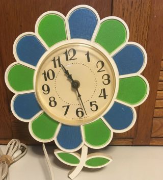 Vintage Retro Spartus Electric Plastic Daisy Flower Wall Clock