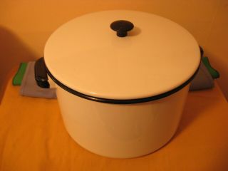 Vintage - White Enamel Ware Cooking Pot With Lid - Retro.  7 Qt.  - 10 1/2 " Diameter