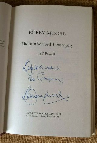 BOBBY MOORE SIGNED BOOK - THE AUTHORISED BIOGRAPHY 1976 - 