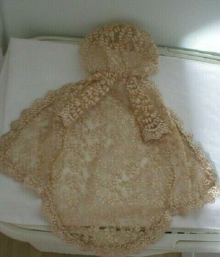 A Really Lovely Vintage Barbie/similar Sized Dolls Gold Lace Evening Cloak