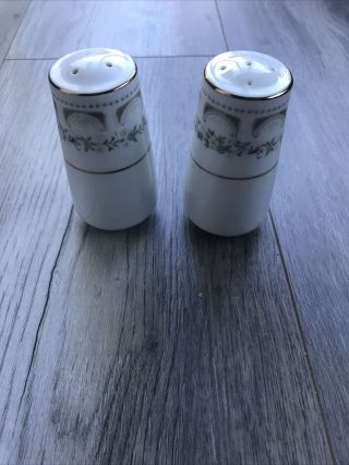 2 Vintage La Mancha 5112 Fine China Japan White Porcelain Salt & Pepper Shaker