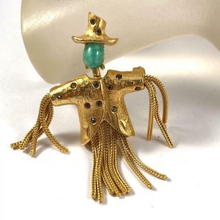 Neat Vintage Jade Stone Scarecrow Brooch Pin With Gold Tone Tassle Fringe 2jy6