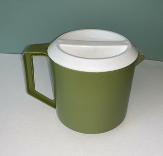 Vintage Green Rubbermaid 1 - 1/2 Quart Pitcher With White Strainer Lid J - 2745