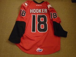 WHL PRINCE GEORGE COUGARS ALTERNATE RED JERSEY 18 HOOKER PHOTO REF 2