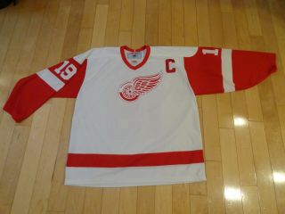 Vtg Detroit Red Wing Ccm Hockey Jersey Steve Yzerman 19 Size Xl