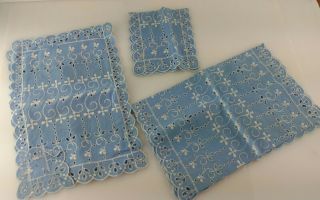 Vintage Handmade Tablerunner 4 Piece Set Blue And White Embroidered Setting