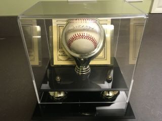 Joe Dimaggio Signed Baseball With Case And From Mounted Memories Auto