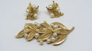 Vintage Crown Trifari Pearl Brooch And Earrings Set