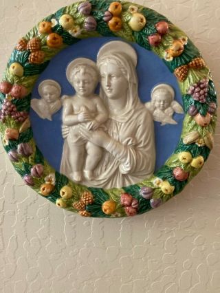Vintage Madonna,  Child & Angels Hand - Painted Wall Hanging Dia.  9.  5” Italy,  Mb285
