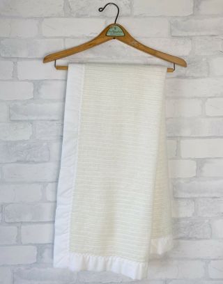Vintage Bunny Esmond Air Loom White 100 Acrylic Nylon Trim Baby Blanket