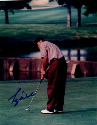 Tiger Woods Signed / Autographed 8x10 Putting Photograph